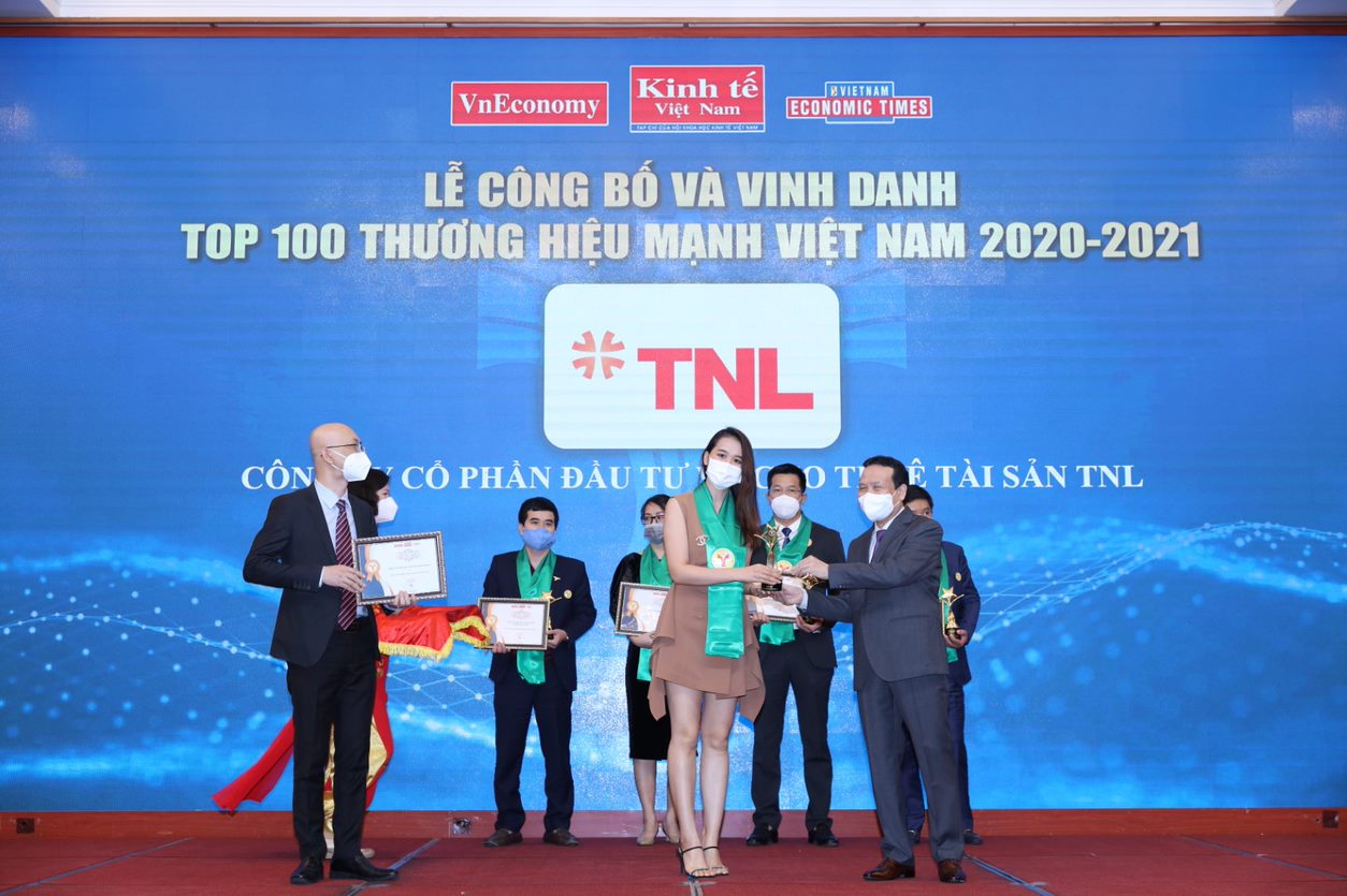 Đại diện TNL nhận danh hiệu Thương hiệu Mạnh Việt Nam 2020-2021