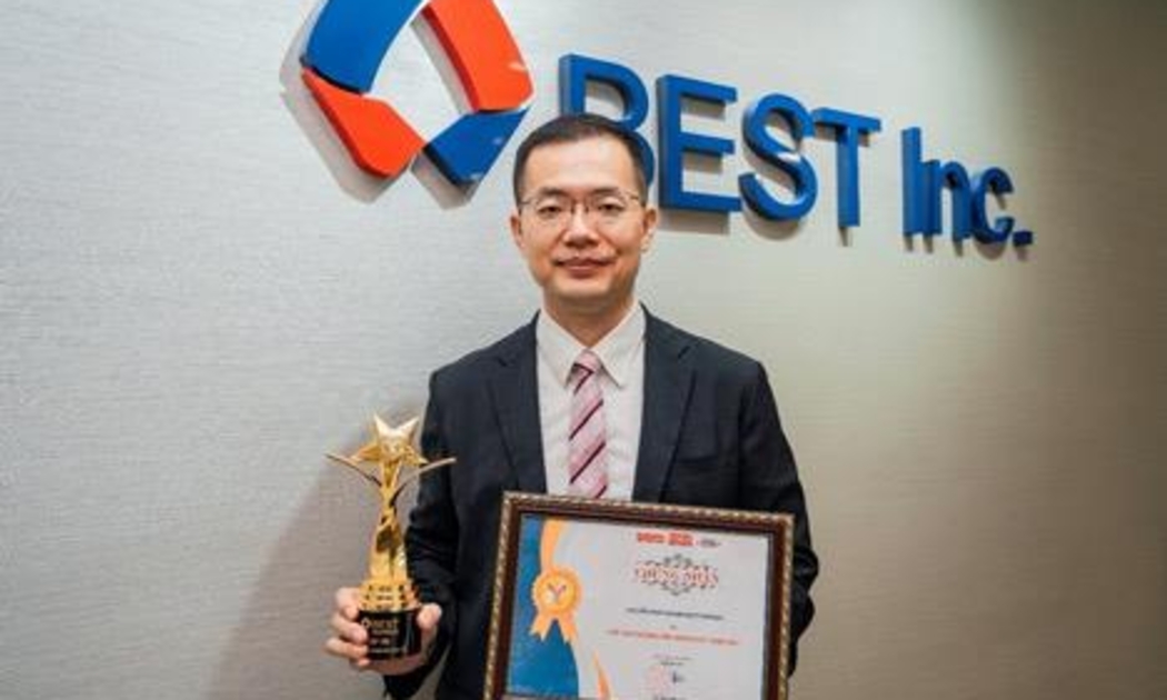 Ông Nelson Wu - Tổng giám đốc BEST Express Việt Nam cùng cúp và chứng nhận danh hiệu