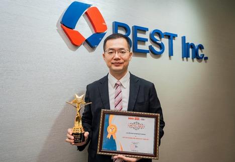 Ông Nelson Wu - Tổng giám đốc BEST Express Việt Nam cùng cúp và chứng nhận danh hiệu "Thương hiệu mạnh Việt Nam 2021"