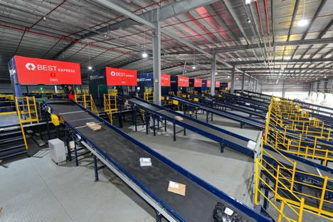 D&acirc;y chuyền ph&acirc;n loại tốc độ cao tại trung t&acirc;m ph&acirc;n loại h&agrave;ng ho&aacute; tự động của BEST Express.