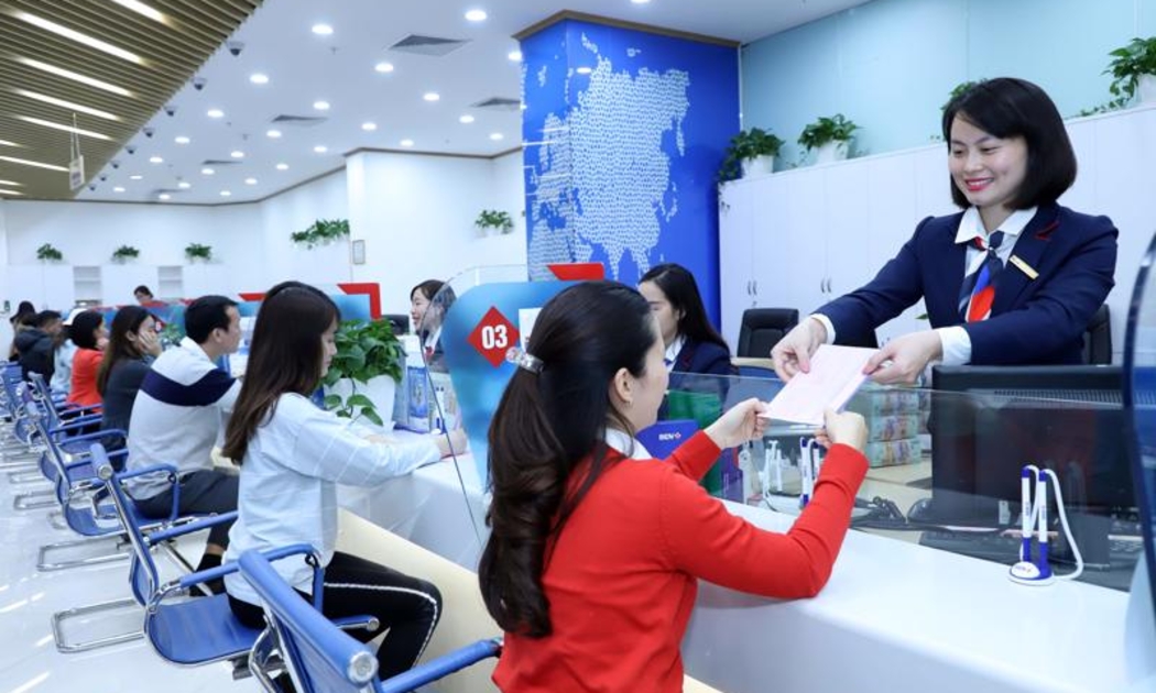 Khách hàng giao dịch tại BIDV.