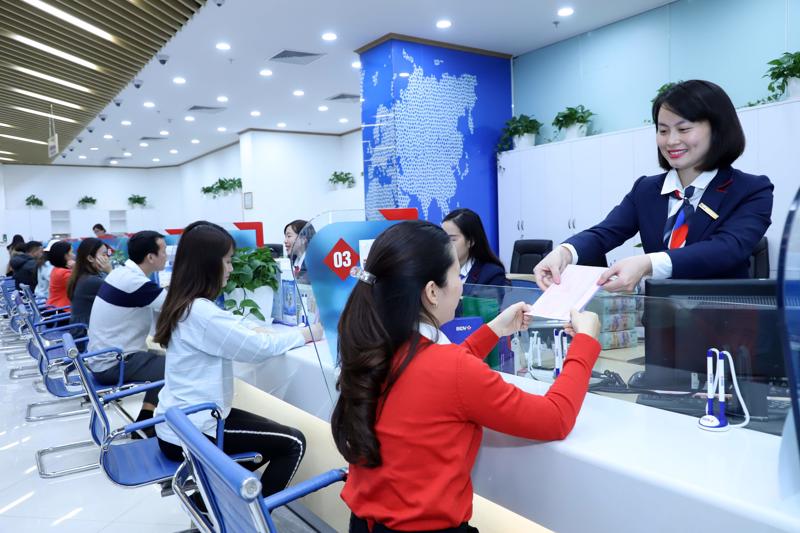 Khách hàng giao dịch tại BIDV.