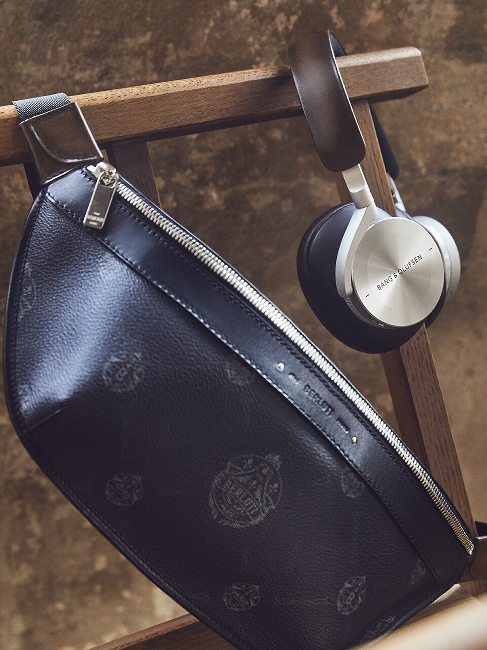 Tai nghe Beoplay H95 Berluti Edition và bao da Berluti.
