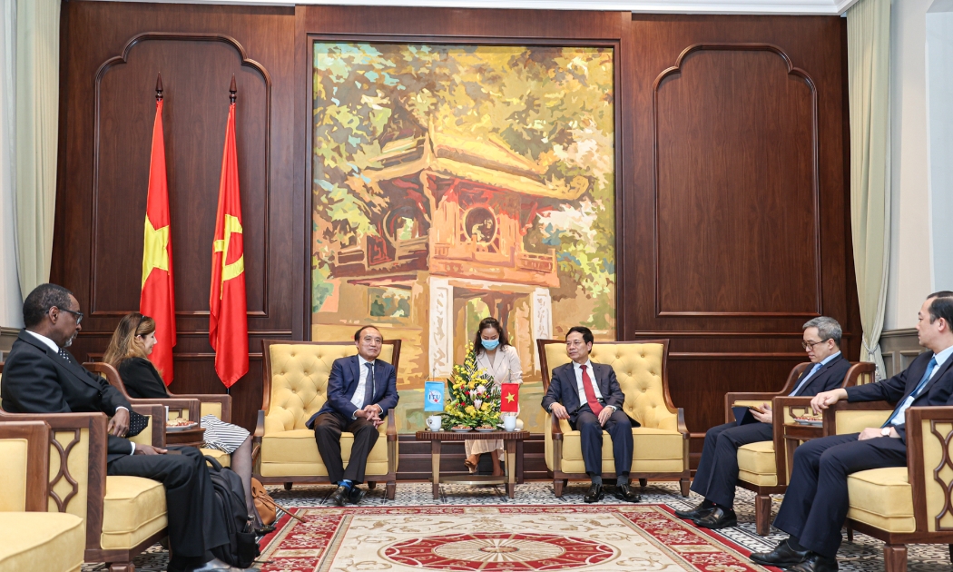 Bộ trưởng Nguyễn Mạnh Hùng tiếp Tổng thư ký ITU Houlin Zhao chiều 13/10 tại Hà Nội. (Ảnh: Bộ TTTT).
