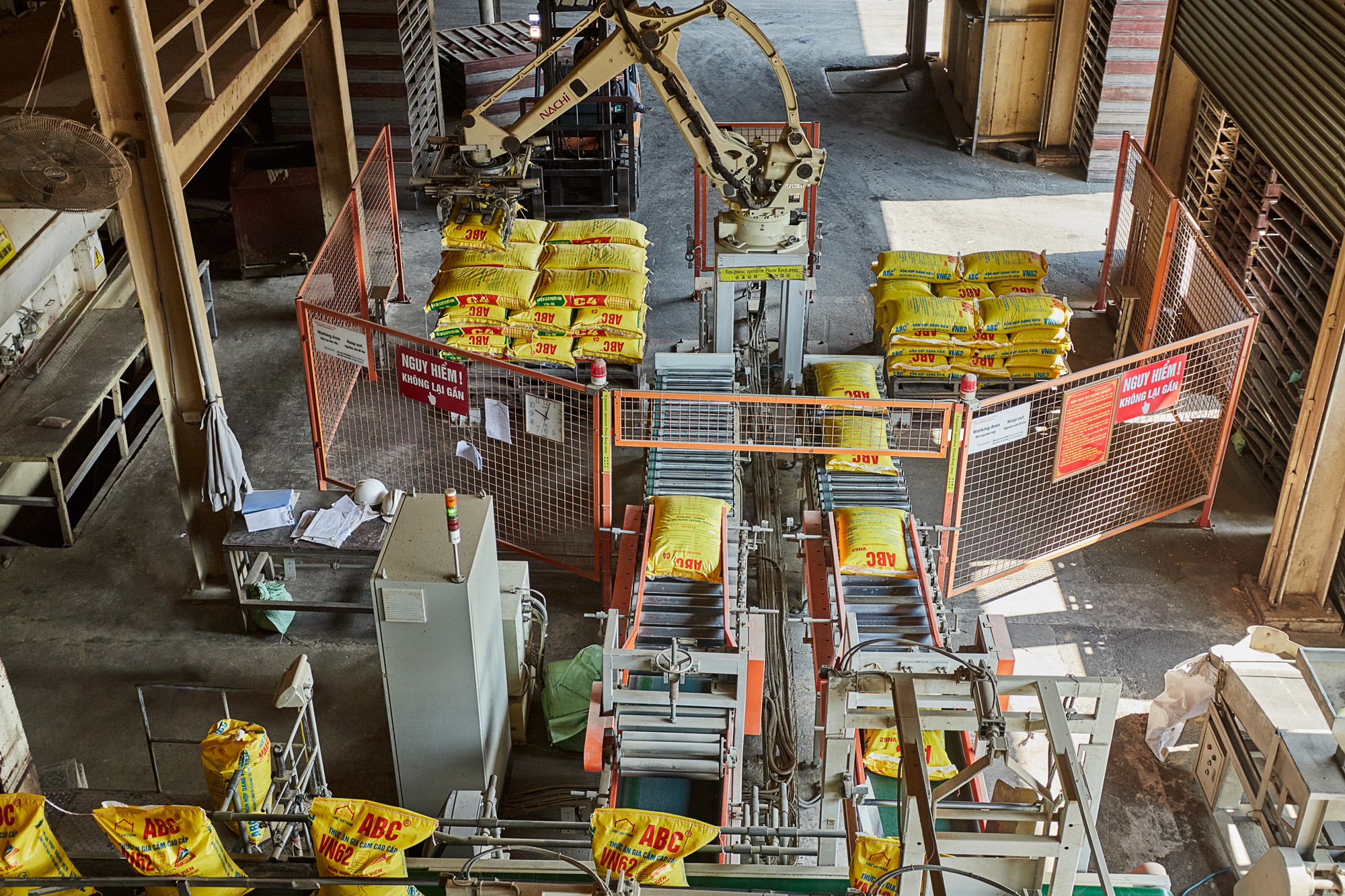 D&acirc;y chuyền nh&agrave; m&aacute;y với hệ thống r&ocirc;b&ocirc;t gắp bao tự động.