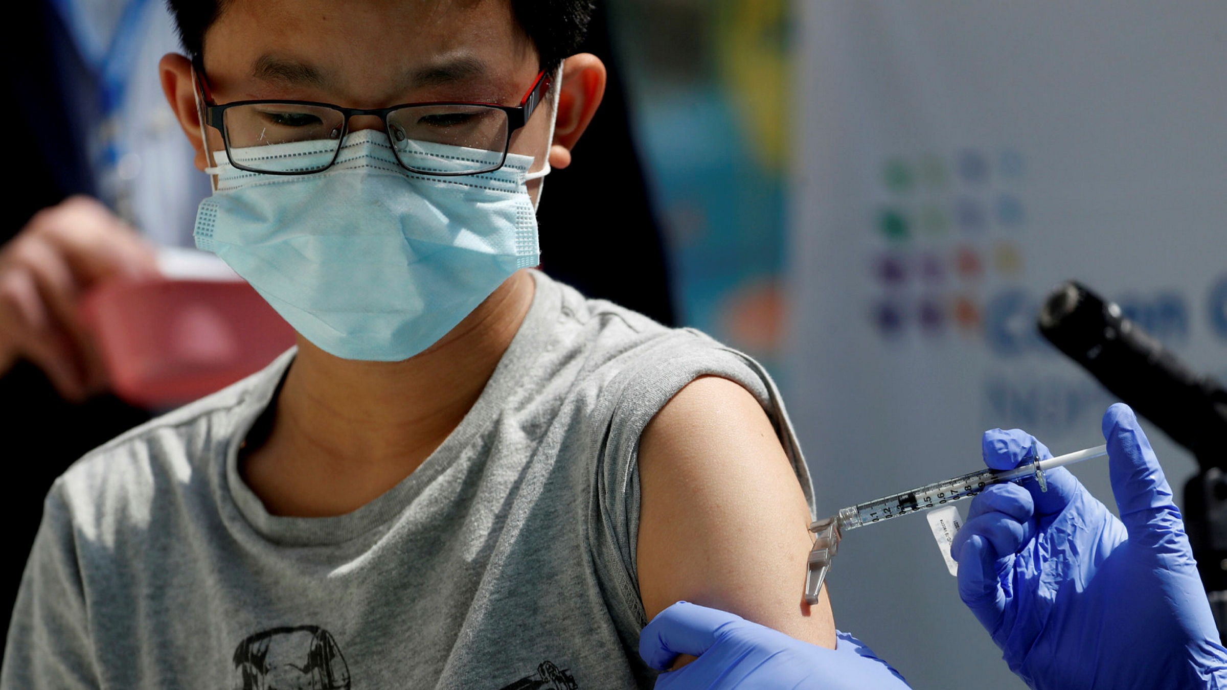 Australia đã cấp phép tiêm vaccine Covid-19 của Pfizer cho trẻ từ 12 tuổi - Ảnh: FT
