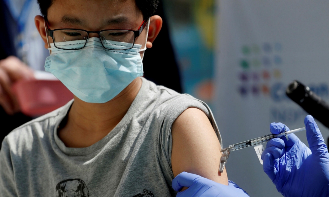 Australia đã cấp phép tiêm vaccine Covid-19 của Pfizer cho trẻ từ 12 tuổi - Ảnh: FT