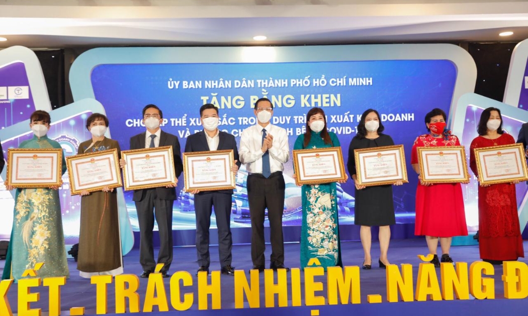 Chủ tịch CT Group Trần Kim Chung (thứ 3 từ trái qua) đón nhận Bằng khen của Chủ tịch UBND Tp.HCM.