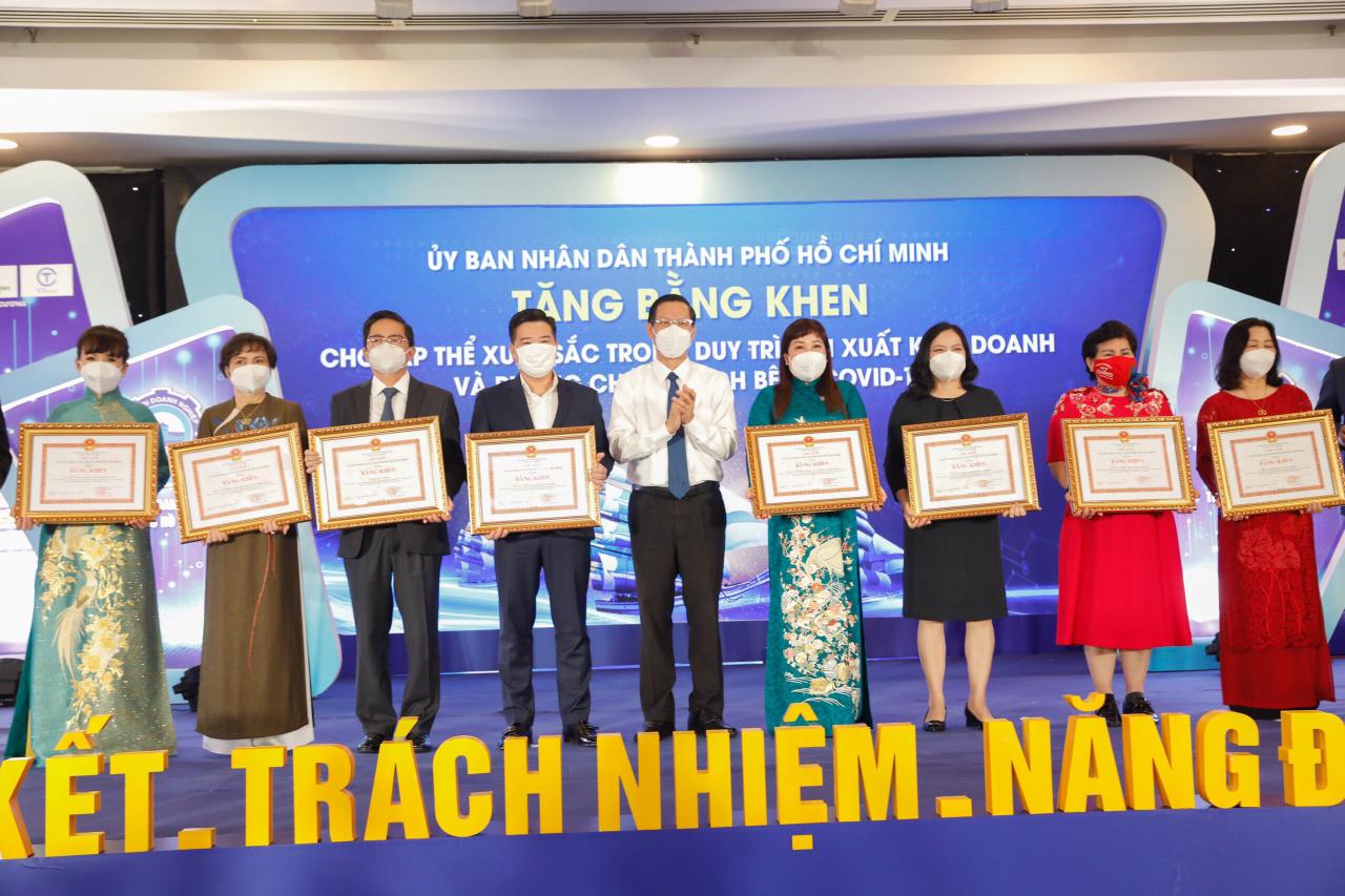 Chủ tịch CT Group Trần Kim Chung (thứ 3 từ trái qua) đón nhận Bằng khen của Chủ tịch UBND Tp.HCM.