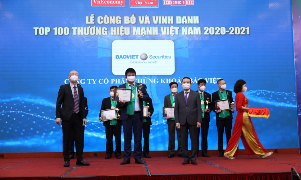 Ông Nhữ Đình Hòa, Tổng giám đốc BVSC nhận danh hiệu Thương hiệu mạnh Việt Nam 2020-2021.