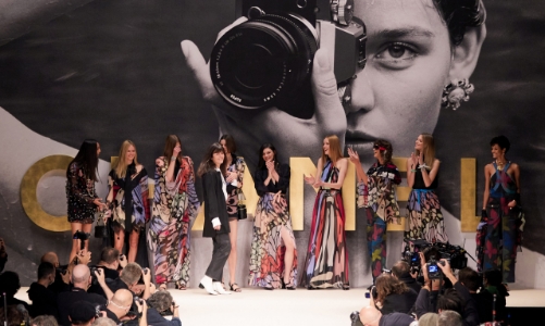 BST Xuân – Hè 2022 của Chanel: Những cô nàng tươi vui đã trở lại