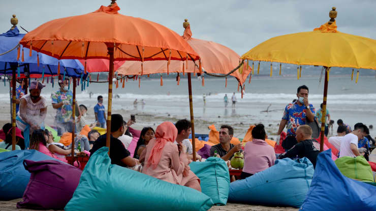 Du khách tại Seminyak, đảo Bali ngày 5/1/2021 - Ảnh: Getty Images