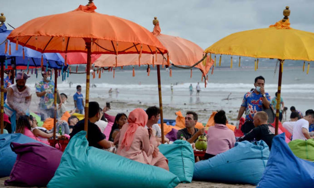Du khách tại Seminyak, đảo Bali ngày 5/1/2021 - Ảnh: Getty Images