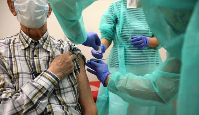 Ti&ecirc;m vaccine cho người gia trước gi&uacute;p giảm tỷ lệ tử vong - Ảnh: Bloomberg