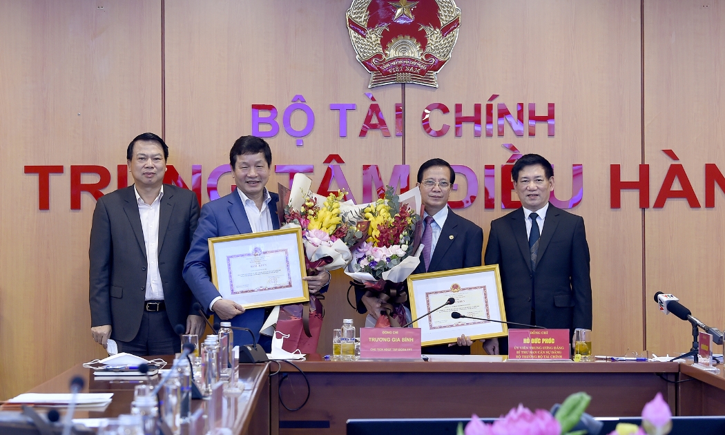 Bộ Tài chính trao tặng bằng khen cho Công ty cổ phần FPT và Tập đoàn Sovico vì có thành tích xuất sắc trong việc tham gia xử lý sự cố nghẽn lệnh tại hệ thống giao dịch HOSE.