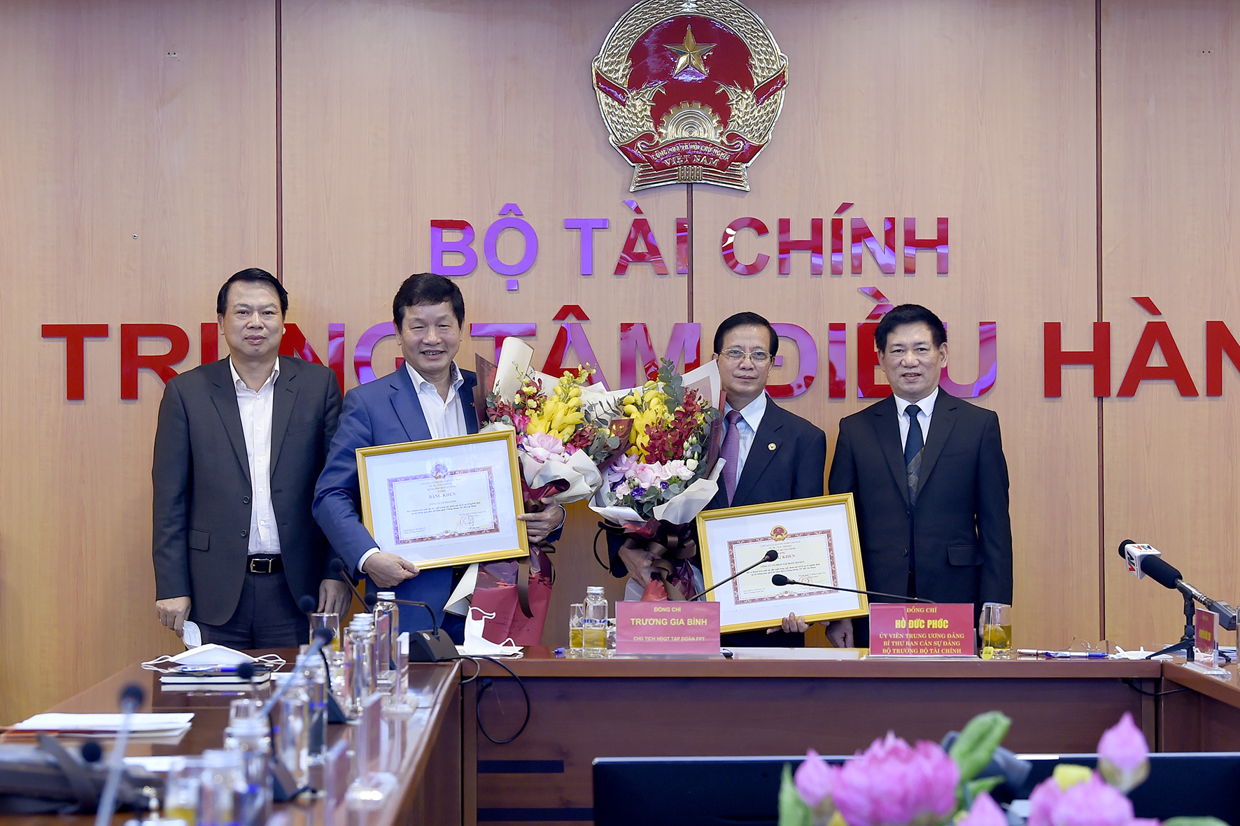 Bộ Tài chính trao tặng bằng khen cho Công ty cổ phần FPT và Tập đoàn Sovico vì có thành tích xuất sắc trong việc tham gia xử lý sự cố nghẽn lệnh tại hệ thống giao dịch HOSE.