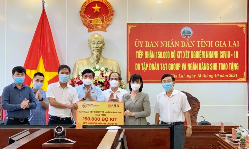 Đại diện Tập đoàn T&T Group và Ngân hàng SHB trao tặng 150.000 bộ kit xét nghiệm nhanh Covid-19 cho đại diện lãnh đạo tỉnh Gia Lai.