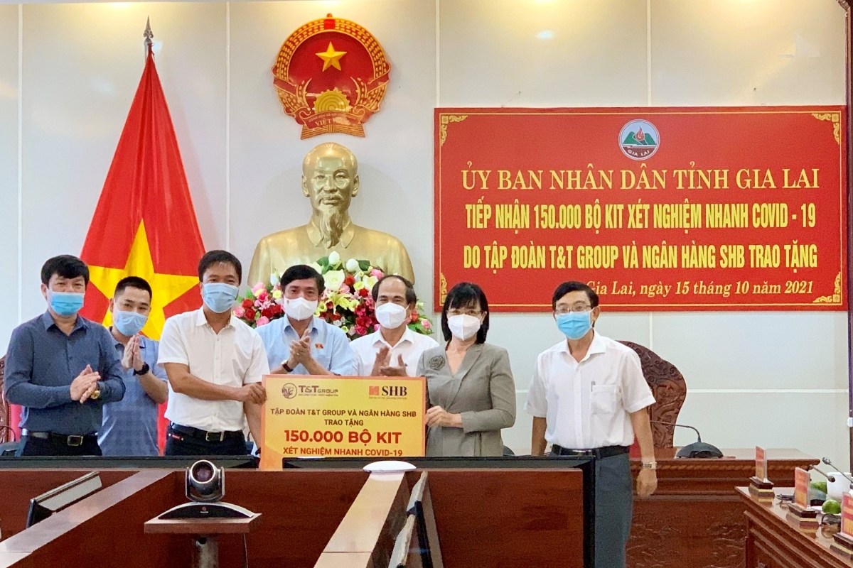 Đại diện Tập đoàn T&T Group và Ngân hàng SHB trao tặng 150.000 bộ kit xét nghiệm nhanh Covid-19 cho đại diện lãnh đạo tỉnh Gia Lai.