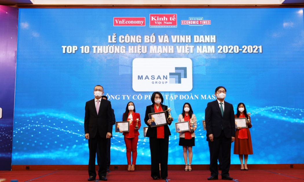 Đại diện Tập đoàn Masan nhận danh hiệu Thương hiệu mạnh Việt Nam 2021.