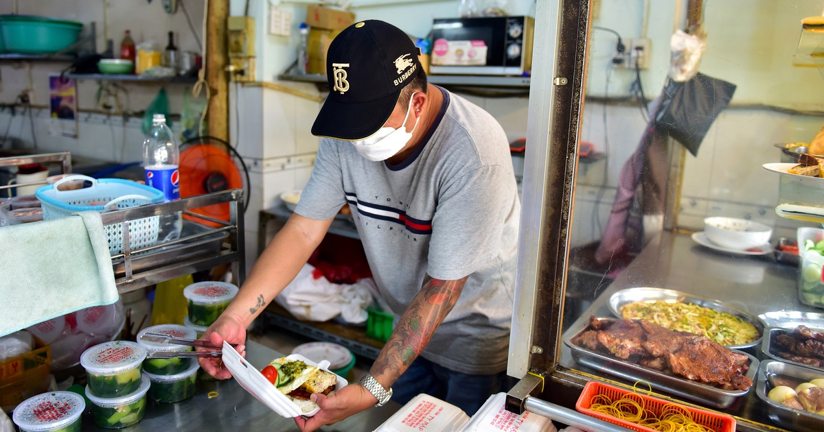 Ủy ban nhân dân Quận 7 từng có văn bản khẩn gửi Ủy ban nhân dân TP.HCM đề nghị được thí điểm mở lại dịch vụ ăn uống tại chỗ.