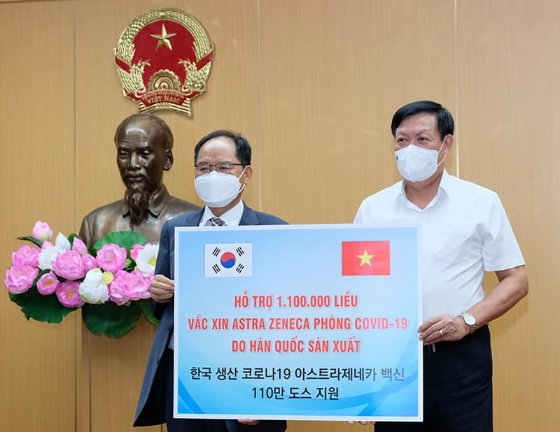 Tiếp nhận 1,1 triệu liều vaccine Hàn Quốc tặng Việt Nam. Ảnh - Trần Minh. 