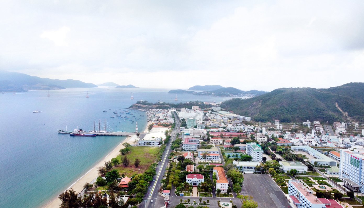 Một góc bãi biển thành phố Nha Trang nhìn trên cao, hướng công viên Bạch Đằng nhìn về khu đô thị An Viên. Ảnh: Xuân Ngọc.