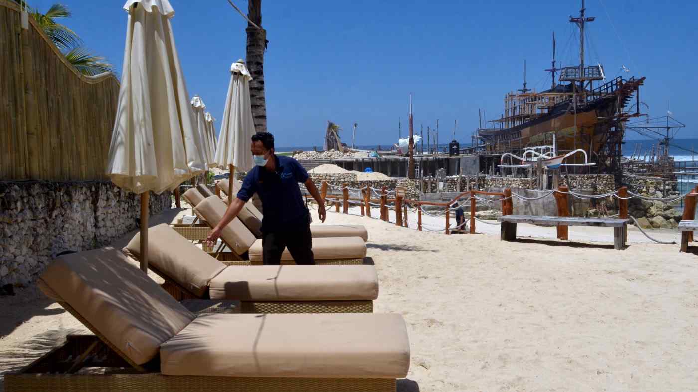 Nền kinh tế địa phương bị ảnh hưởng nặng nề khi nước n&agrave;y đ&oacute;ng cửa bi&ecirc;n giới do dịch bệnh b&ugrave;ng ph&aacute;t - Ảnh: Reuters