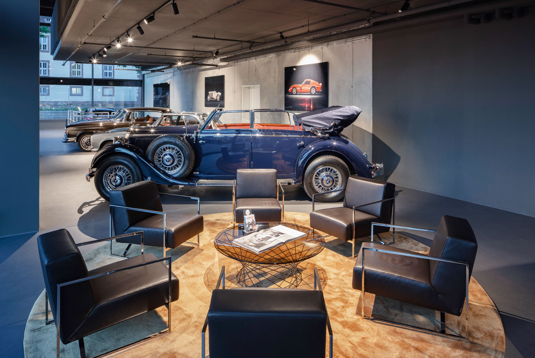 V8 Hotel thường l&agrave; địa điểm tổ chức c&aacute;c cuộc gặp gỡ ngẫu hứng của c&aacute;c t&iacute;n đồ xe hơi.