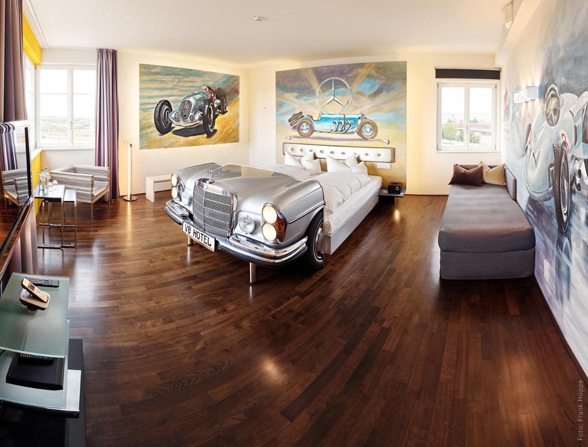 Căn phòng sang trọng nhất theo chủ đề xe cộ là V12 Mercedes Suite với diện tích rộng 120m2 với nhiều tiện ích cao cấp. 