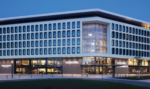 Nên ngủ trên giường Mercedes-Benz hay BMW tại V8 Hotel?