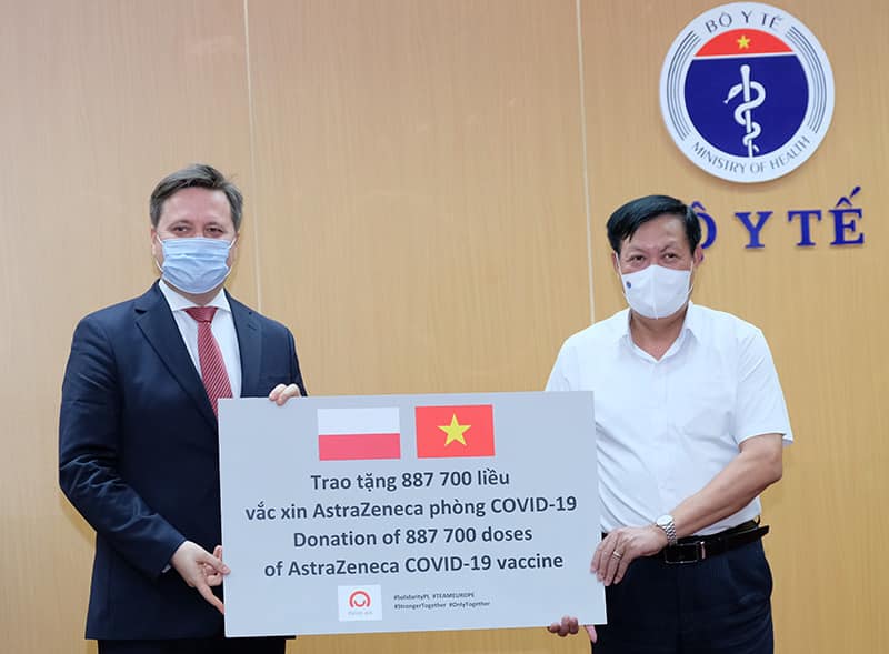 Tiếp nhận số vaccine do Ba Lan viện trợ. Ảnh - Trần Minh. 