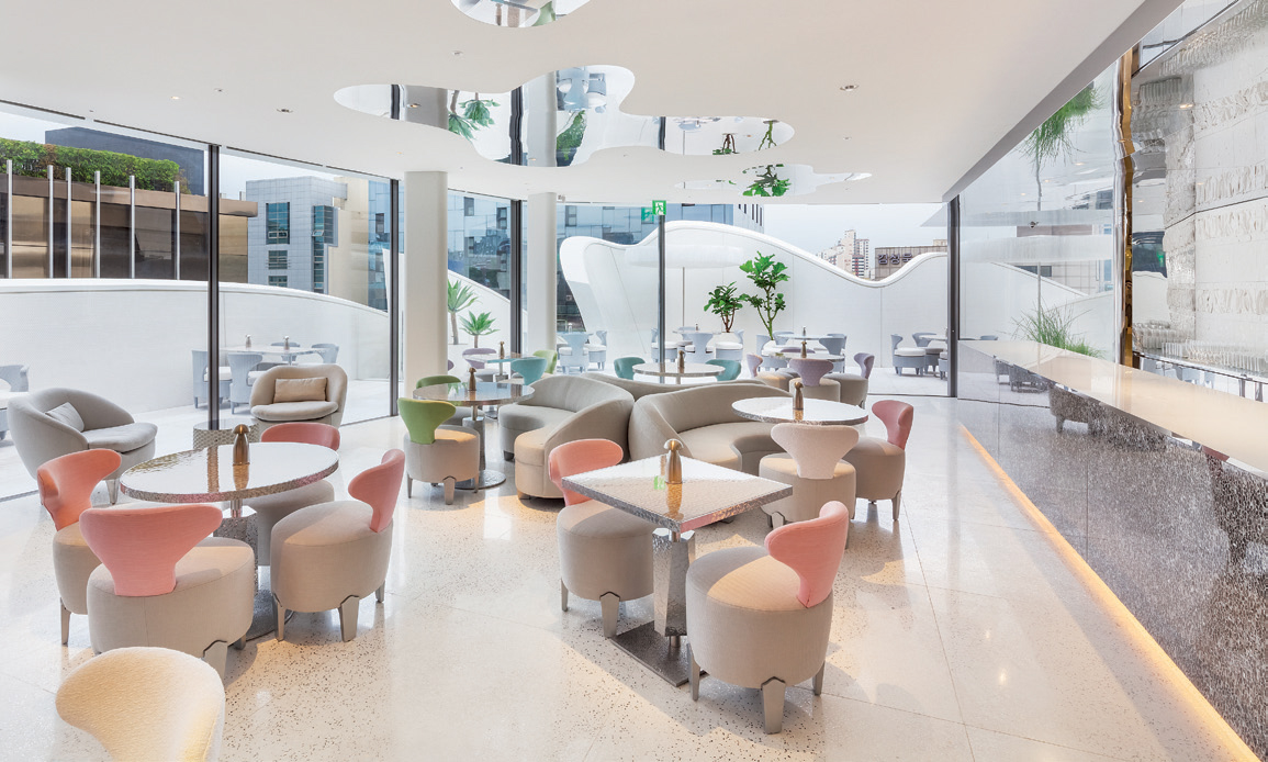 Dior Coffee nằm tại trung t&acirc;m th&agrave;nh phố Seoul đẹp như một ph&ograve;ng triển l&atilde;m.