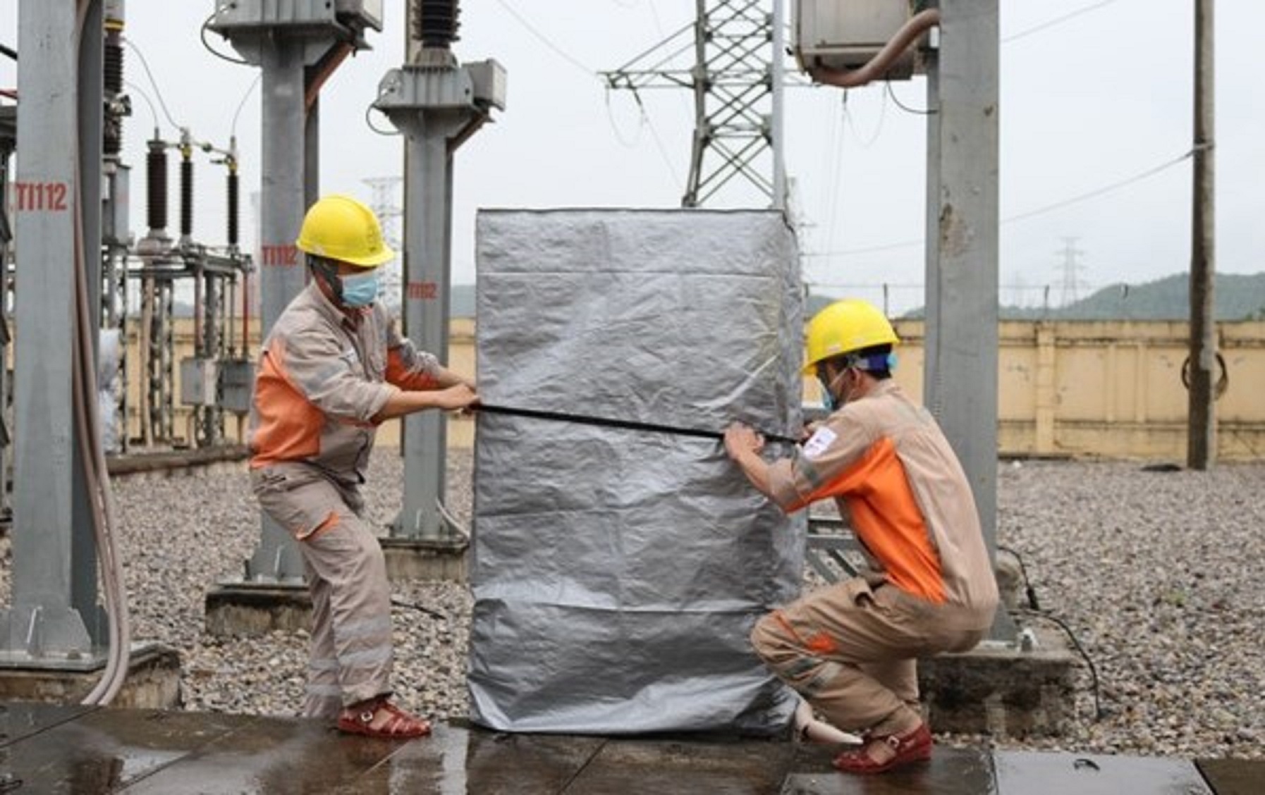 Điện lực Hà Tĩnh khắc phục ảnh hưởng của cơn bão số 8.