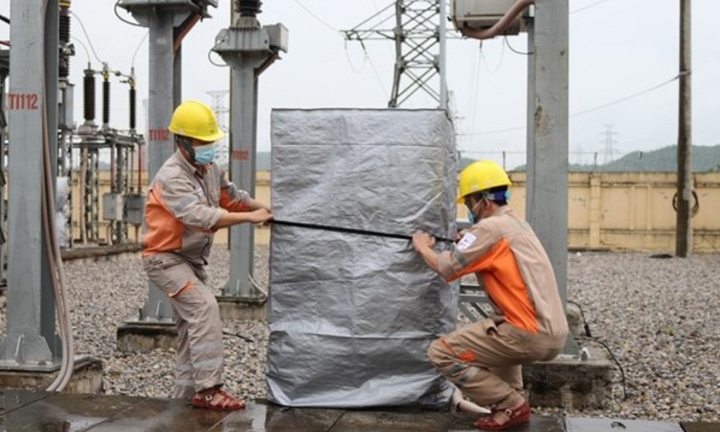 Điện lực Hà Tĩnh khắc phục ảnh hưởng của cơn bão số 8.