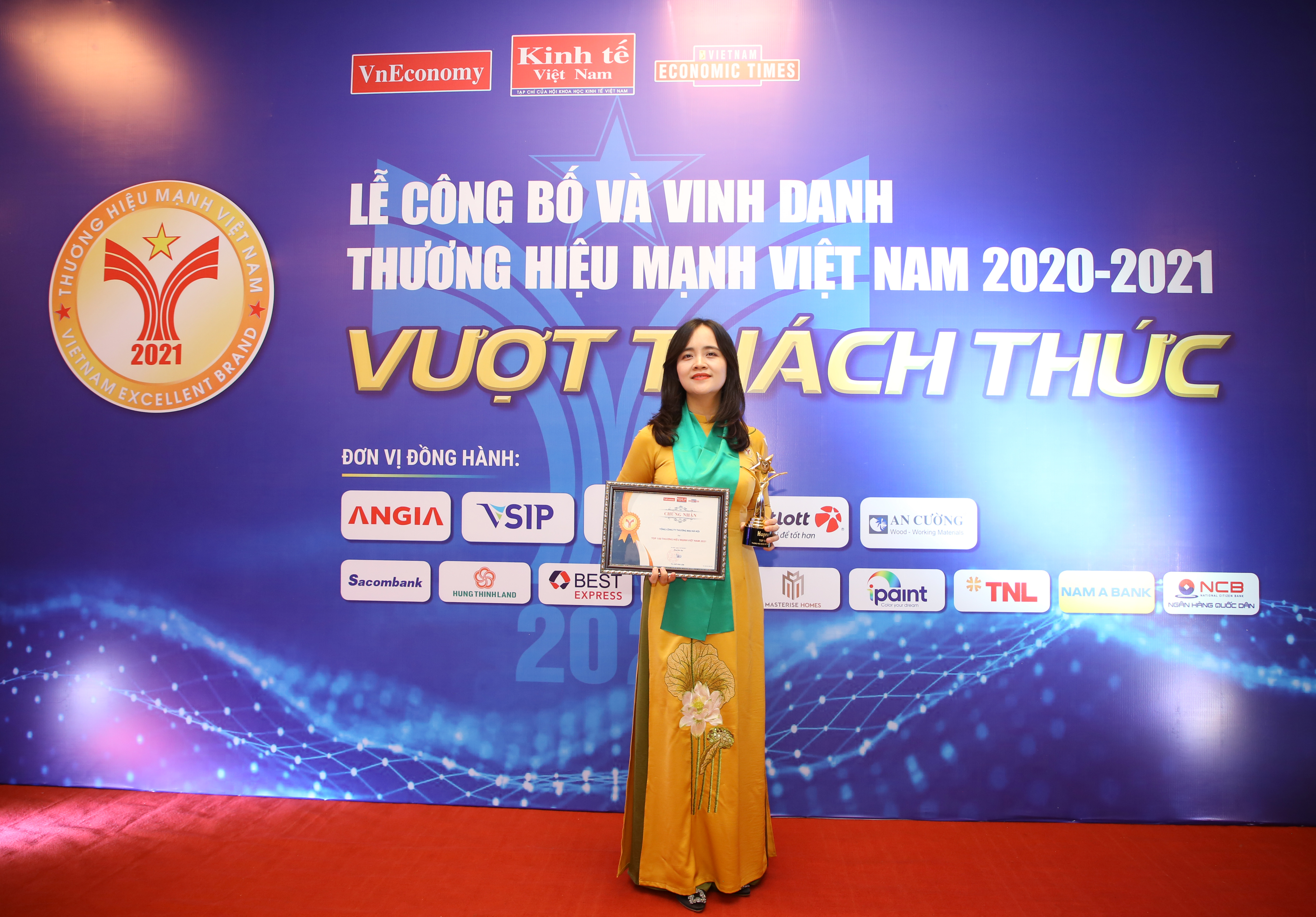 Bà Đỗ Tuệ Tâm, Phó Tổng giám đốc HAPRO tại Lễ vinh danh.