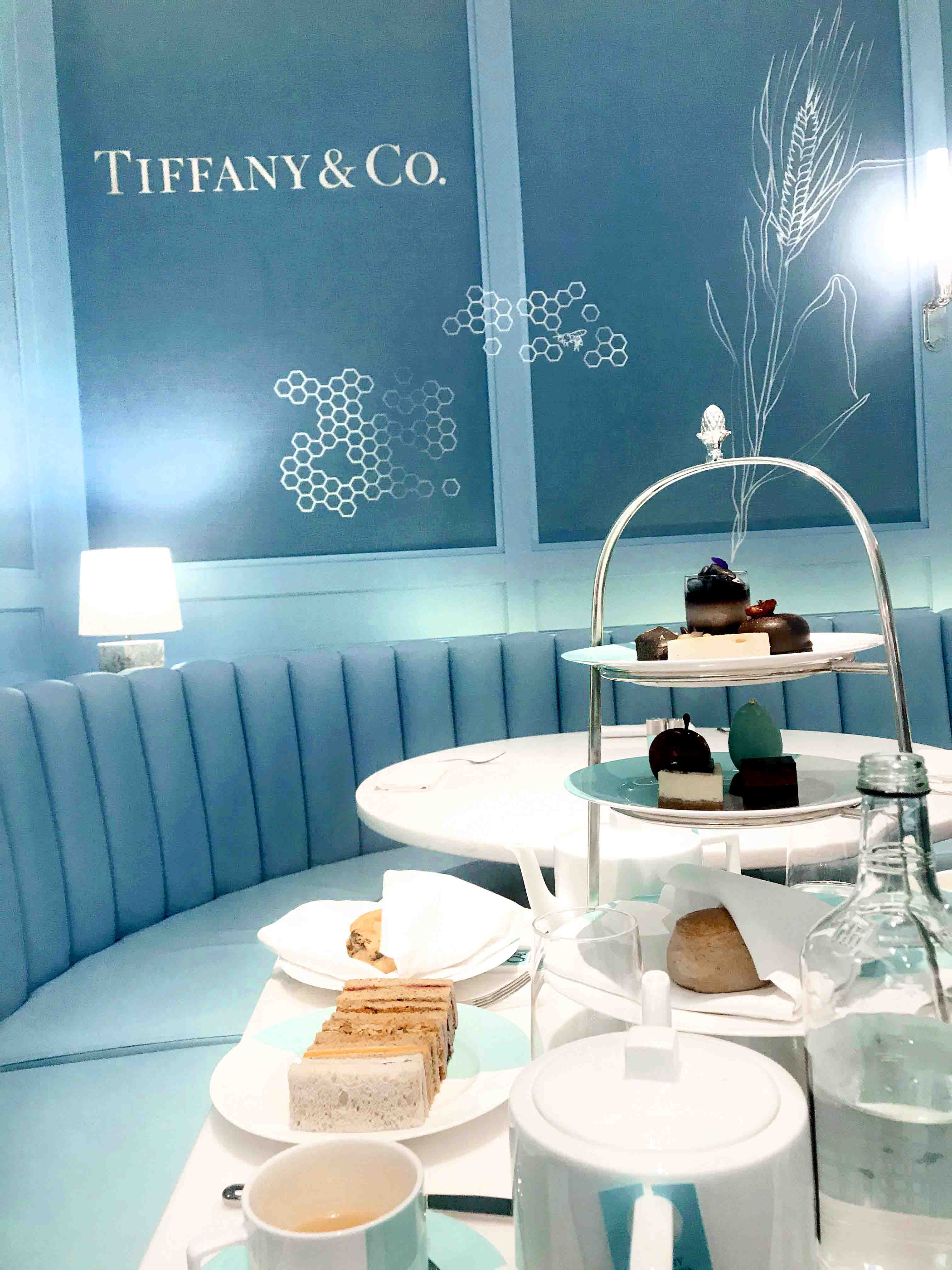 Quán cà phê Blue Box Café của Tiffany với những bức tường và bàn ghế mang màu xanh đặc trưng của thương hiệu.