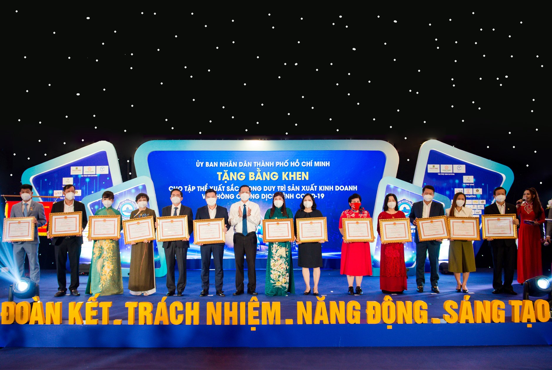 Ông Nguyễn Đình Trung - Chủ tịch Tập đoàn Hưng Thịnh (thứ sáu từ trái qua) đón nhận Bằng khen từ ông Phan Văn Mãi - Chủ tịch UBND TP.HCM dành cho 10 tập thể xuất sắc trong duy trì sản xuất kinh doanh và phòng, chống dịch bệnh Covid-19.