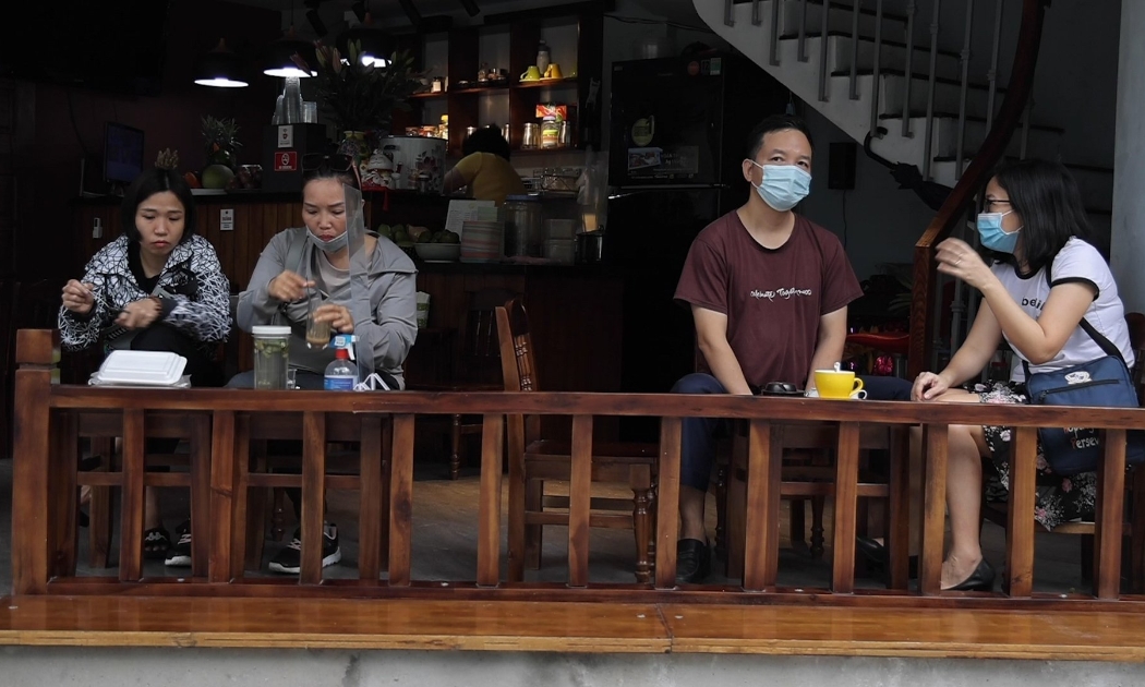 “Phấn khởi” là tâm trạng chung của cả chủ và khách trong ngày đầu tiên Thủ đô cho phép hàng quán phục vụ tại chỗ trở lại, sau gần 3 tháng “nghỉ dịch.” Ảnh: Phương Thảo.