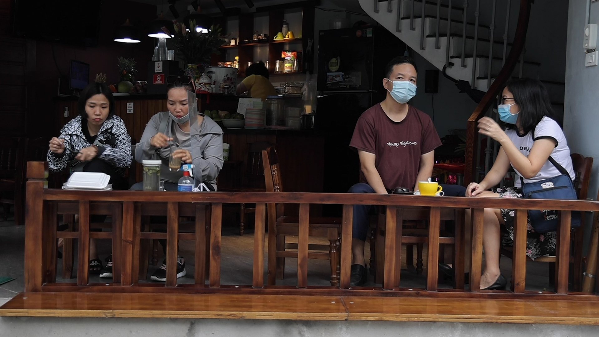 “Phấn khởi” là tâm trạng chung của cả chủ và khách trong ngày đầu tiên Thủ đô cho phép hàng quán phục vụ tại chỗ trở lại, sau gần 3 tháng “nghỉ dịch.” Ảnh: Phương Thảo.