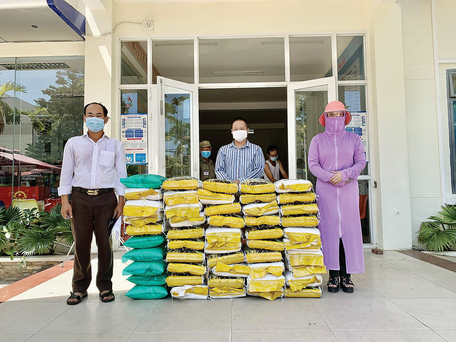 Nữ doanh nh&acirc;n Phạm Hậu t&iacute;ch cực tham gia c&aacute;c hoạt động từ thiện