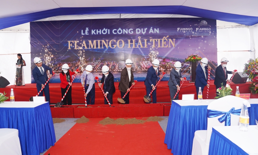 Lãnh đạo tỉnh Thanh Hóa và lãnh đạo Tập đoàn Flamingo cùng thực hiện nghi thức xúc cát khởi công dự án.