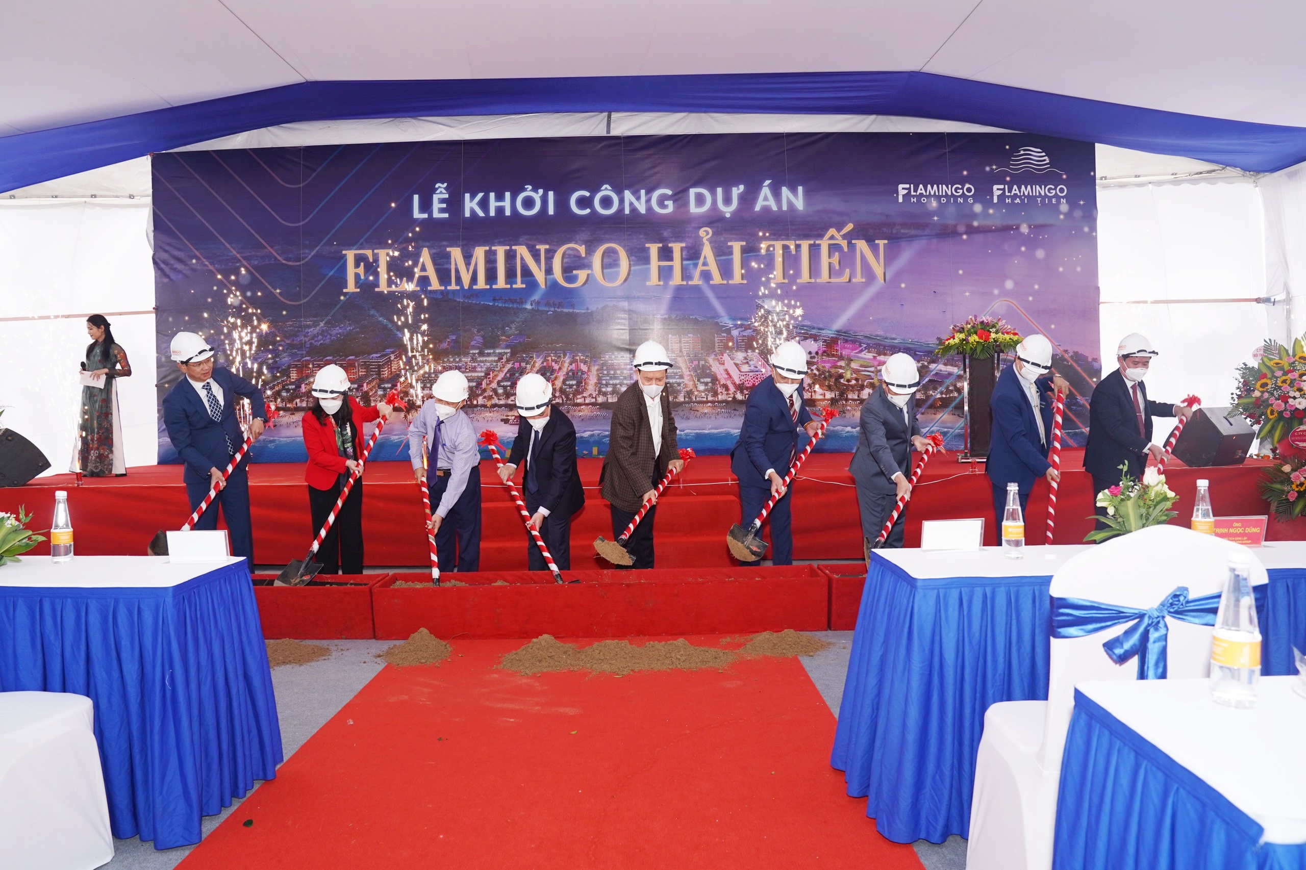 Lãnh đạo tỉnh Thanh Hóa và lãnh đạo Tập đoàn Flamingo cùng thực hiện nghi thức xúc cát khởi công dự án.