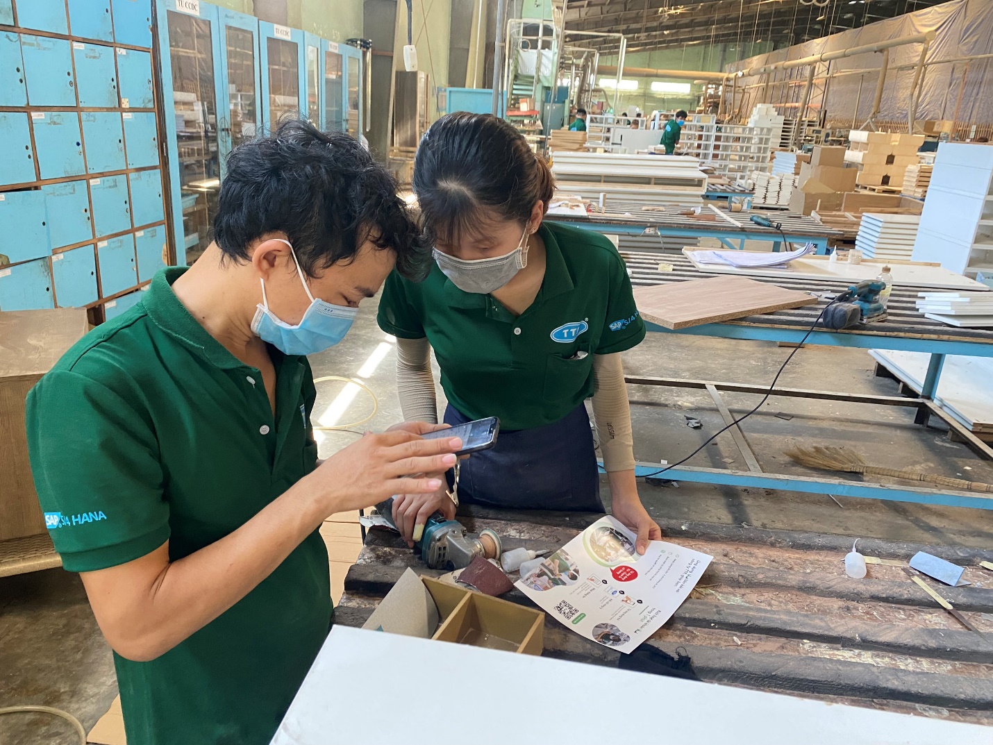 Nhân viên 1 doanh nghiệp sản xuất gỗ nhận lương hàng ngày qua ứng dụng điện thoại.