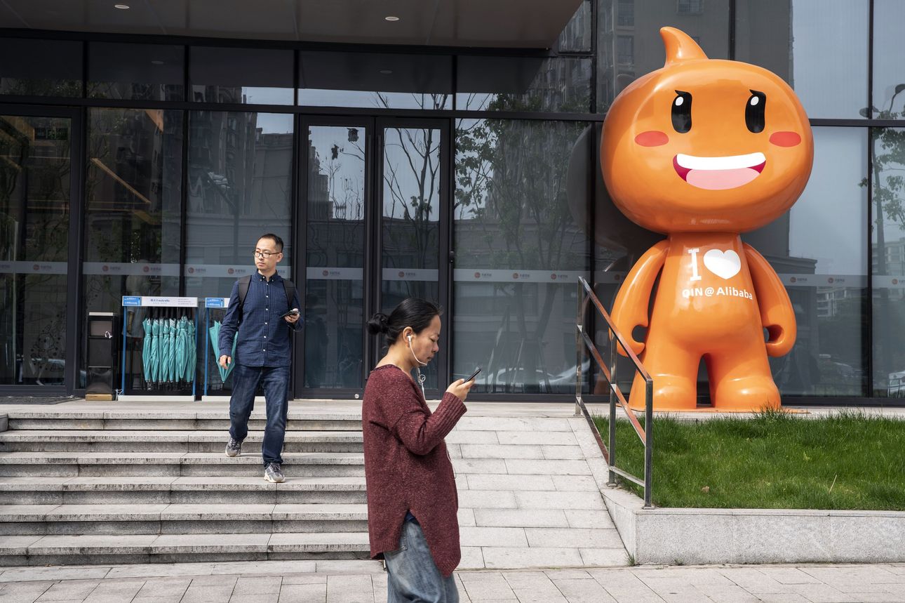 Trong hơn 15 năm, Alibaba được xem là “nhà vô địch” trong lĩnh vực thương mại điện tử tại Trung Quốc - Ảnh: Bloomberg.