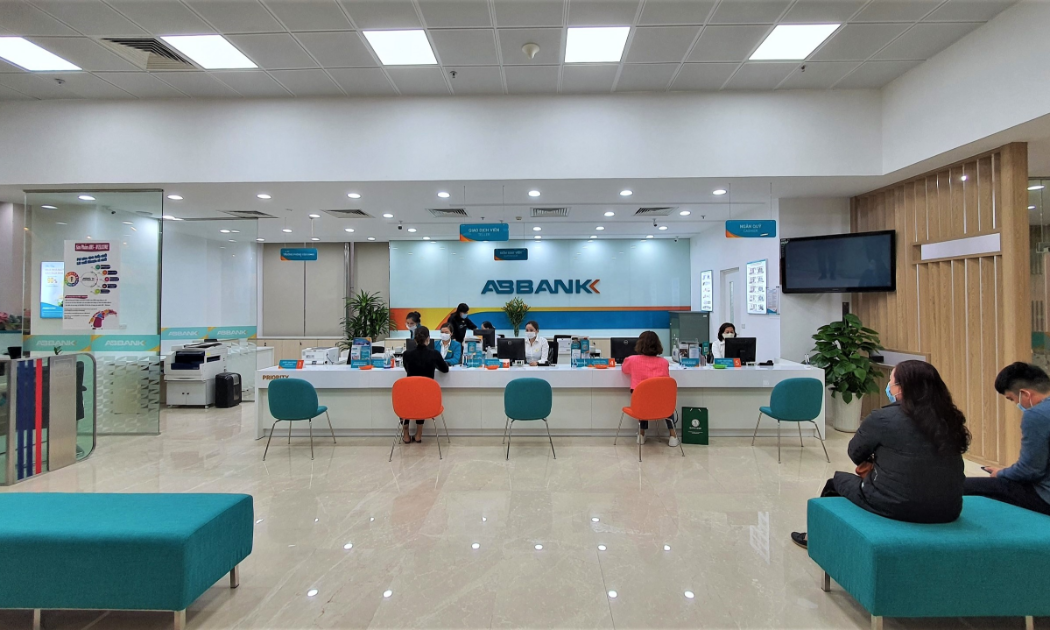 Khách hàng giao dịch tại ABBank.