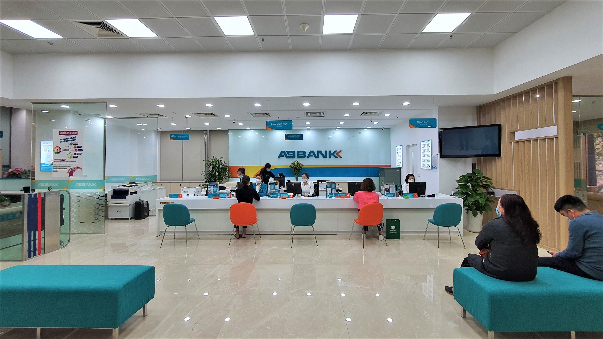 Khách hàng giao dịch tại ABBank.
