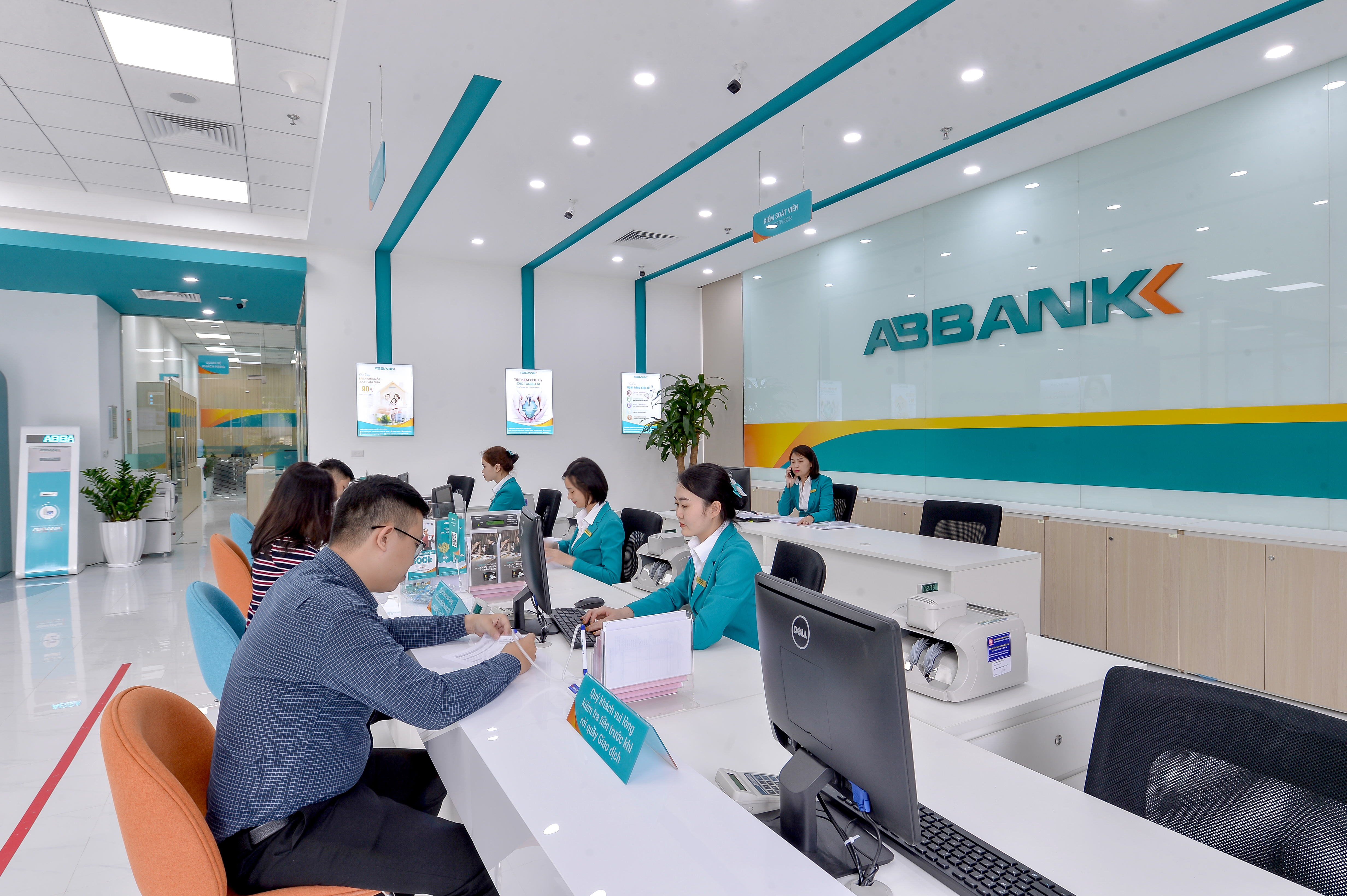 ABBank ứng dụng công nghệ để tuân thủ an toàn phòng dịch và đảm bảo hoạt động kinh doanh, hỗ trợ khách hàng không bị gián đoạn.