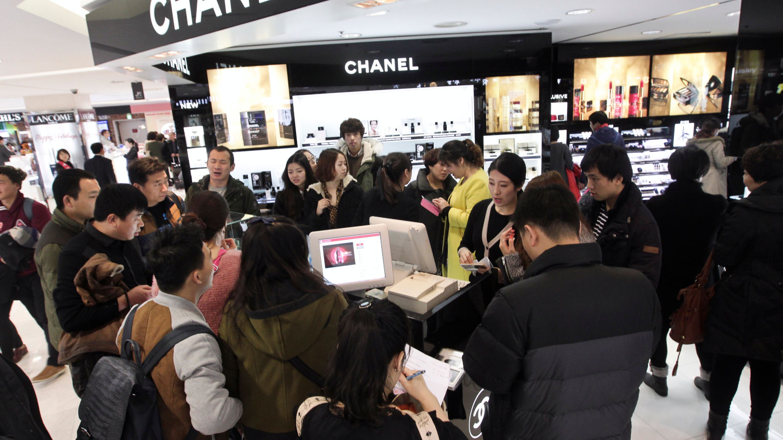 Tại H&agrave;n Quốc lu&ocirc;n c&oacute;&nbsp;t&igrave;nh trạng rất nhiều người ki&ecirc;n nhẫn xếp h&agrave;ng cả ng&agrave;y, mua rất nhiều h&agrave;ng để sau đ&oacute; c&oacute; thể b&aacute;n lại với gi&aacute; cao ngất ngưởng.&nbsp;