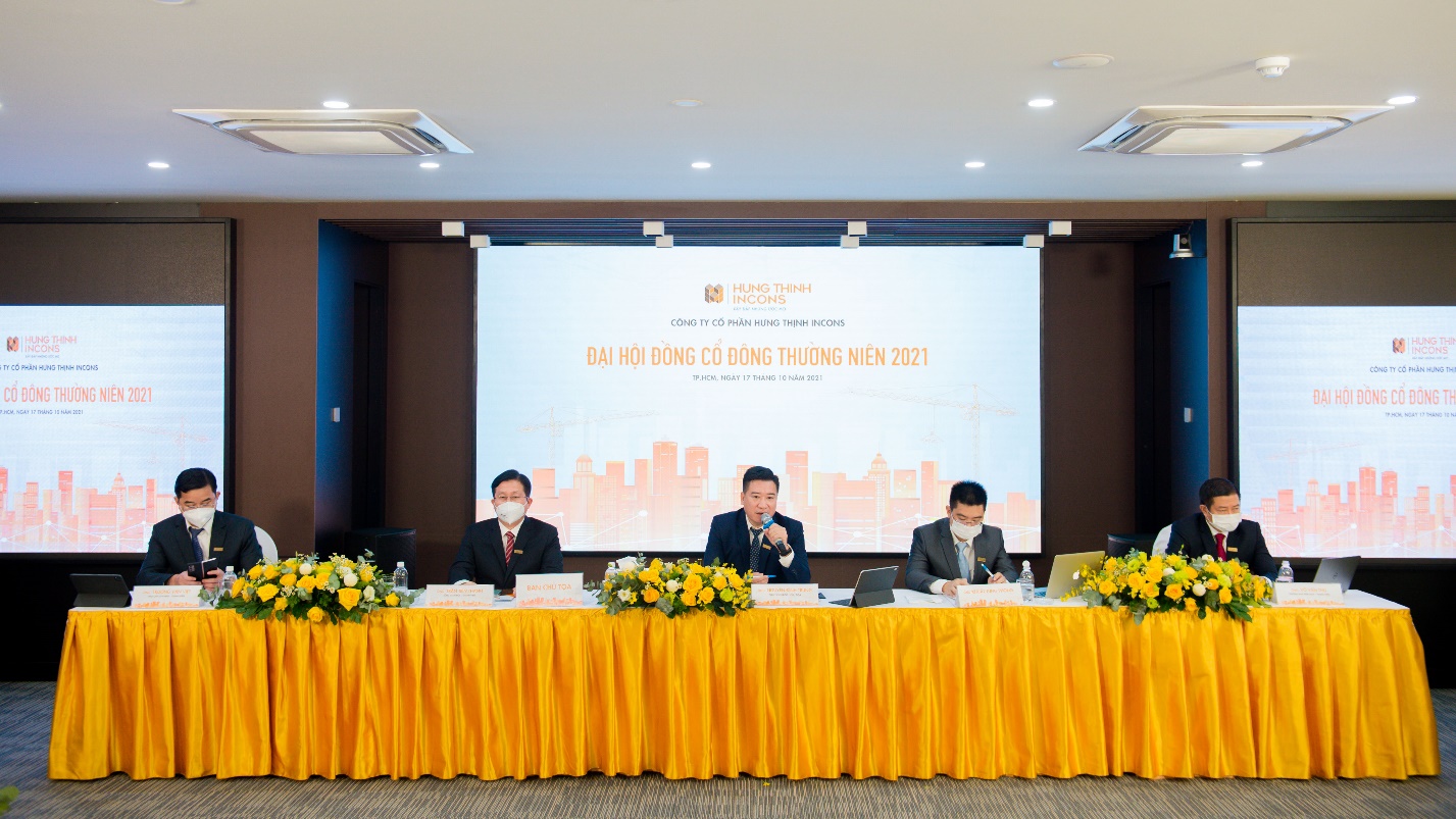 Thành phần Ban chủ tọa (từ trái sang): Ông Trương Văn Việt - Phó Chủ tịch HĐQT; Ông Trần Tiến Thanh - Tổng Giám đốc; Ông Nguyễn Đình Trung - Chủ tịch HĐQT, Chủ tọa; Ông Khuất Tùng Phong - Thành viên độc lập HĐQT; Ông Võ Văn Thư - Trưởng Ban kiểm soát.