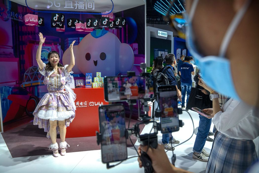 Douyin, nền tảng b&aacute;n h&agrave;ng qua video ngắn v&agrave; ph&aacute;t video trực tiếp với sự trợ gi&uacute;p của thuật to&aacute;n đang cạnh tranh gay gắt với Alibaba - Ảnh: AP.